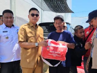 Wali Kota Langsa Serahkan Bantuan Masa Panik Kepada Korban Kebakaran