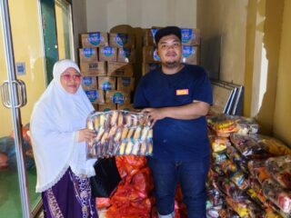 Forum Pemuda Langkat Peduli Bencana, Satu Mobil Kontainer Bantuan Diserahkan ke Dekranasda Kota Langsa 