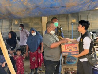 Jalan Berlumpur Hambat Akses Tak Surutkan Bea Cukai Langsa Salurkan Bantuan ke Korban Bencana Aceh Tamiang 