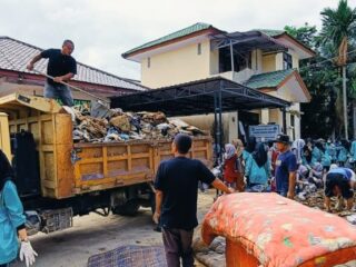 Relawan Poltekkes Kemenkes Aceh Prodi Kebidanan Langsa Lakukan Pemulihan Lingkungan di Gampong Karang Anyar