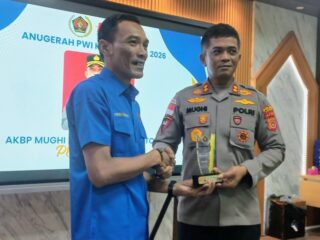 Kapolres Terima PWI Kota Langsa Award Kategori Polri Presisi