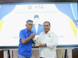 Rektor dan Warek I IAIN Langsa Terima Anugerah PWI Award Kota Langsa