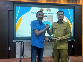 Wali Kota Langsa Terima PWI Award Tokoh Akselerasi Pelayanan Publik