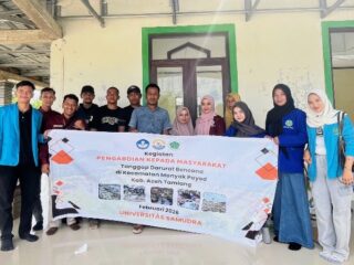 Pascabencana, Tim Unsam Berikan Dukungan Peralatan Kebersihan Lingkungan Usaha 