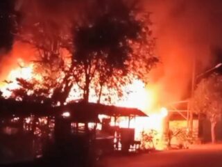 Jelang Ramadan Api Lalap Hangus Dua Unit Rumah di Langsa