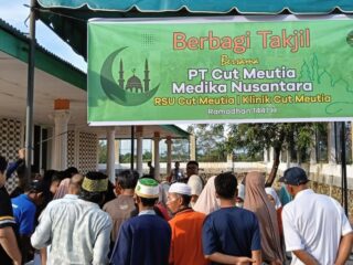Semarak Hari Pertama Ramadan, PT CMN Buka Stand Takjil Gratis 