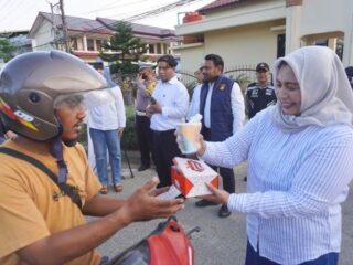 Raih Berkah Ramadhan, PT CMN Bersama Polres Langsa dan BSI Iskandar Muda Bagi Seribu Paket Takjil