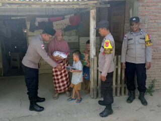 Jum’at Berkah di Ramadan, Polsek Manyak Payed Salurkan Bantuan Sembako dari Kapolri untuk Warga Kurang Mampu