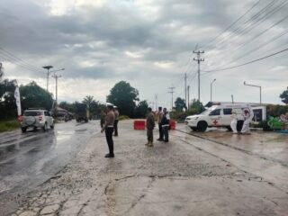 Personel Posyan KM 100 XIII Koto Kampar Sigap Atur Lalu Lintas, Pastikan Perjalanan Pemudik Lancar dan Aman