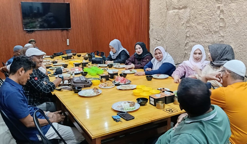 Direktur PT CMN Ir Ernawati didampingi para manajemen buka puasa bersama jurnalis di NS Smansa kopi, Selasa (17/3/2026).