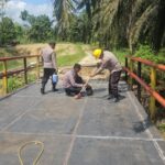 Personil Polda Riau dan Polres Kampar Semangat Selesaikan 3 Jembatan di Kuok, Progres Tertinggi Capai 70%