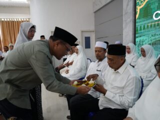 Wujud Syukur dan Tradisi, PTPN IV Regional VI Gelar Peusijuek Keberangkatan Karyawan Calon Jemaah Haji