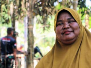Senyum Cut Farida Saat Satgas TMMD Reg ke-128 Kodim 0104 Aceh Timur Lanjutkan Pembangunan Rumah Miliknya 