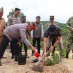 Presiden Prabowo Resmikan Program Polri Untuk Swasembada Pangan – Polres Kampar Gelar Panen Jagung & Penanaman Pohon Sebagai Wargaharian