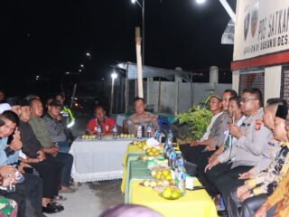 Dalam Kesibukan, Kapolres Kampar Sempatkan Waktu Silaturahmi Ke Warga, Beri Bantuan Dan Bibit Pohon Untuk Pos Satkamling