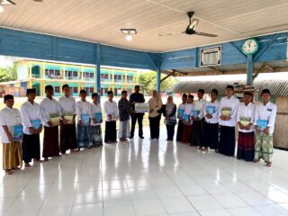 PTPN IV Regional VI Salurkan Bantuan Kitab ke Dayah Asaasul Huda Aceh Timur 