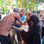 Jumat Berkah Kapolsek Kampar Bersama PT Green Palma Riau Jaya Berbagi Reski " Bagikan Sembako " di Desa Pulau Tinggi