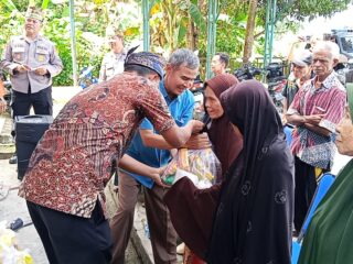 Jumat Berkah Kapolsek Kampar Bersama PT Green Palma Riau Jaya Berbagi Reski " Bagikan Sembako " di Desa Pulau Tinggi