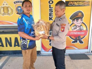 Polsek Tapung Berikan Bantuan Benih Jagung Pipil ke Sekdes Sumber Makmur Wujud Nyata Dukung Program Asta Cita Ketahan Pangan 