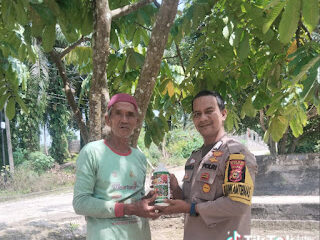 Polsek Tapung Berikan Bantuan Pupuk Cair kepada Patani Jagung Pipil untuk Hasil Panen Maksimal