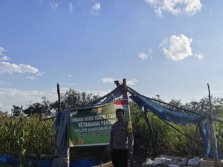 Polsek Bangkinang Barat Laksanakan Pendampingan Pemeliharaan Tanaman Jagung Kelompok Tani di Desa Salo Timur