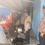 Polsek Perhentian Raja IPTU. Sulistiyono, S.M, Ikut Memipil Jagung Hasil Panen 2 Ton Poktan Desa Perhentian Raja