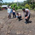 Kompol Y,E Bambang Dewanto Kapolsek Tapung Dampingi Kelompok Tani Tanam Jagung Pipil