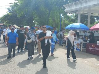 Peluk Buah Hati Sambil Sapa Warga, Momen Wali Kota Langsa di CFD Curi Perhatian