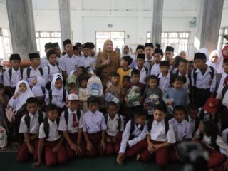 Ketua TP-PKK Aceh Bagi Seragam di Sekolah Darurat Takengon