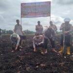 Polsek Siak Hulu Bersama Kelompok Tani Mandiri Desa Baru Tanam Jagung Pipil Quartal III