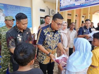 Wali Kota Langsa Serahkan Seragam Sekolah Gratis untuk 284 Anak Yatim Piatu di Kecamatan Langsa Lama