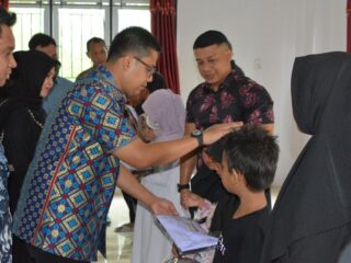 Seragam Baru, Semangat Baru: Wali Kota Langsa Serahkan Bantuan bagi 276 Anak Yatim Piatu di Langsa Barat