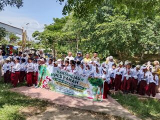Wakili Wali Kota, Staf Ahli Syahrial Hadiri Aksi Penghijauan MPLS SD Muhammadiyah Langsa di RTH Taman Hutan 