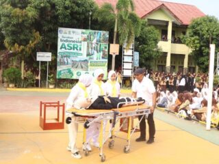 Teatrikal Penyelamatan Korban Perang PMR PMI Unit SMKN 3 Langsa Memukau, Tuai Tepuk Tangan Meriah Peserta MPLS