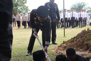 Polres Kampar Berduka – Upacara Pemakaman Personil Aipda Supriandi Dilaksanakan Dengan Khidmat Di Kuok