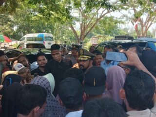 Jumpai Massa di Pusat Pemerintahan, Bupati Al-Farlaky menjelaskan Proses Bantuan Banjir Secara Terbuka