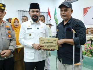 Bupati Al-Farlaky Serahkan Santunan Ahli Waris Tahap III Korban Banjir