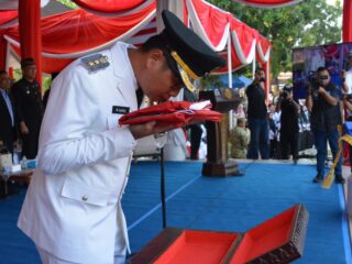 Wakil Wali Kota Langsa Pimpin Penurunan Sang Merah Putih