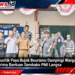Geuchik Paya Bujok Beuramo Dampingi Warga Terima Bantuan Sembako PMI Langsa