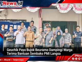 Geuchik Paya Bujok Beuramo Dampingi Warga Terima Bantuan Sembako PMI Langsa