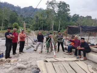 Masyarakat Patungan Bangun Jembatan Darurat Bintang Pepara - Cekal Timang Gajah