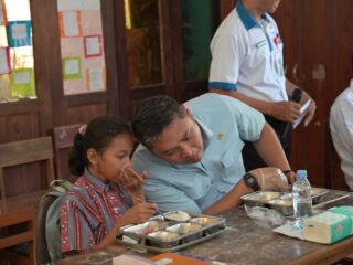 Serunya Sudaryono Makan MBG Bareng Siswa Di Kupang