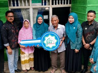 Bahagiakan Warga Lansia, Ketua TP-PKK bersama Baitul Mal Langsa Serahkan Kunci Rumah Layak Huni kepada Rais di Sidodadi