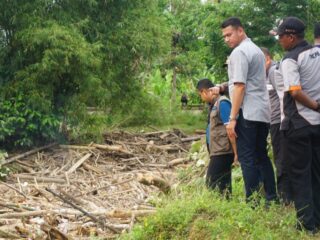 Pemko Langsa Tinjau Kayu Sumbat Sungai, Bantuan Disalurkan ke Warga Terdampak