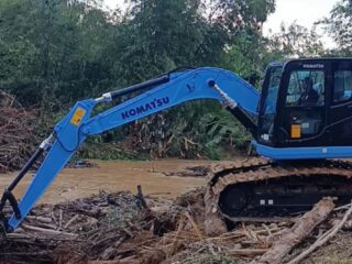 Krueng Dipenuhi Kayu, Pemko Langsa Kerahkan Dua Excavator 